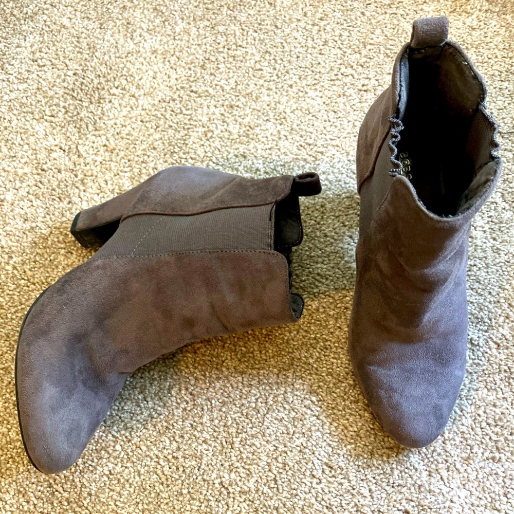 BCBGeneration 6M Suede Zip‎ Up Pointed Toe Heeled Ankle Booties